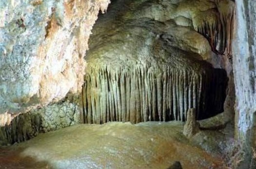 غار "بتون" شهرستان سرایان پاکسازی می‌شود