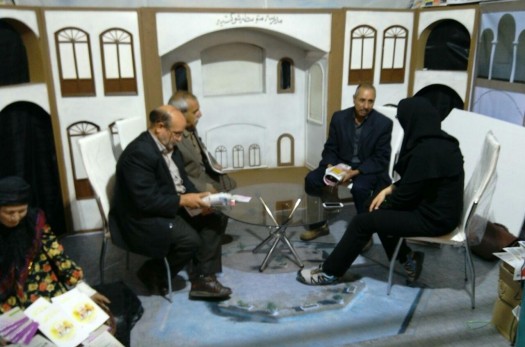 بازدید شاعر بیرجندی مقیم تهران از غرفه خراسان جنوبی در نمایشگاه مطبوعات