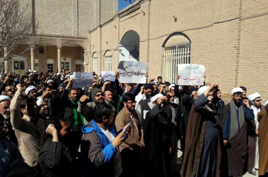 تجمع انقلابیون بیرجند در اعتراض به سخنان استاندار در حوزه علمیه سفیران