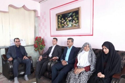 دیدار جمعی از مسئولین با خانواده های شهدای شهر سربیشه