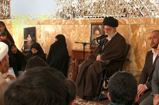 دیدار صمیمی جمعی از خانواده‌های شهدای «لشکر فاطمیون» با امام خامنه‌ای