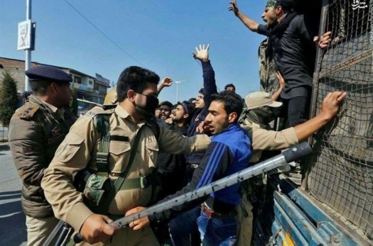 هند رهبر حزب آزادی خواه کشمیر را حبس خانگی کرد/ اعتراض عمومی مردم کشمیر پس از نماز جمعه
