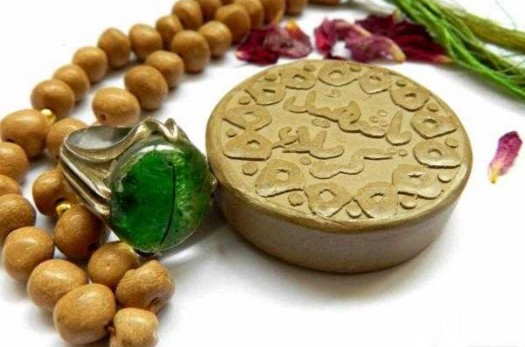 خیمه‌گاه دین بر نماز نهاده شده است