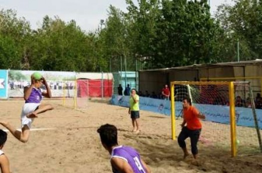 نخستین دوره رقابت های والیبال ساحلی در قاینات آغاز شد