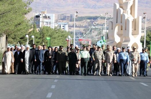 حضور نماینده ولی‌فقیه و مسئولین لشکری و کشوری خراسان‌جنوبی در مراسم رژه نیروهای مسلح