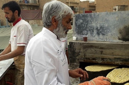 روزانه ۶ هزار قرص نان بین زائران اربعین در شهر کاظمین توزیع می‌شود