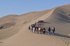 حضور گردشگران آلمانی در کویر نمک‌زار سه قلعه سرایان