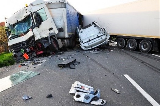 ۲کشته و زخمی در اثر برخورد تریلی با کامیونت در جاده قاین –گناباد