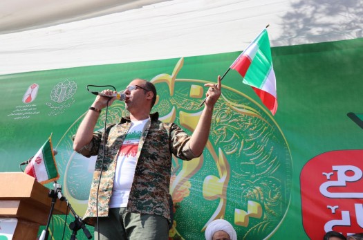 اجرای عبدالله مولوی حقیقی، خواننده ارزشی استان در راهپیمایی 22 بهمن
