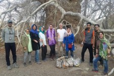 محوطه چنار کهنسال دوشنگان با مشارکت گردشگران نوروزی پاکسازی شد