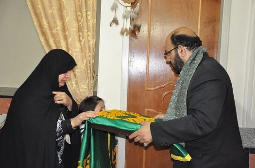 اهدای مدال افتخار رضوی به مادر شهید صادقی