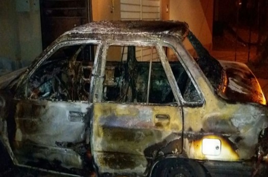 خودروی سواری در آتش سوخت