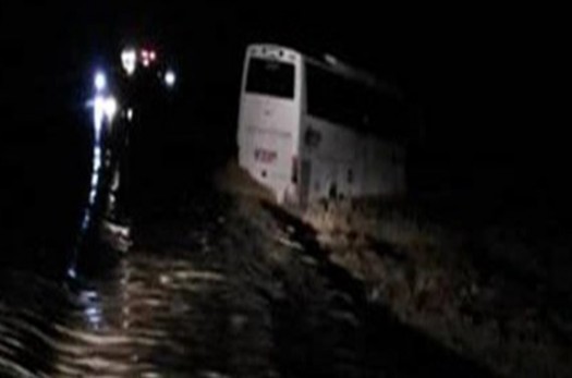 مسافران اتوبوس کاشمر-یزد گرفتار در سیلاب نجات یافتند