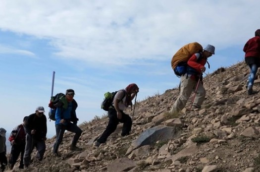 نجات ۳ کوهنورد در ارتفاعات «سبز رود» سرايان