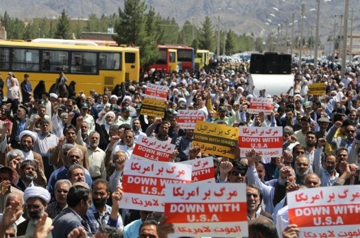 تظاهرات نمازگزاران بیرجندی در حمایت از تصمیم برجامی ایران و محکومیت بدعهدی غرب
