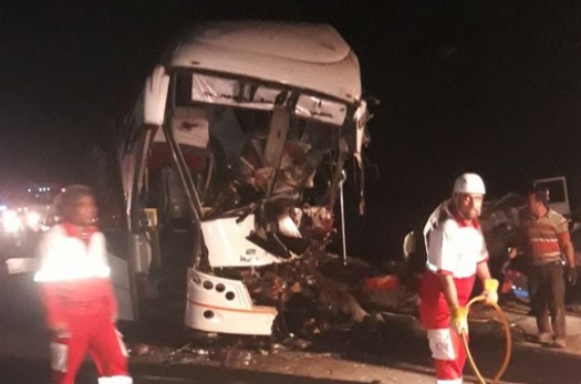 ۴ کشته و ۲۴ مصدوم در برخورد اتوبوس با کامیون کشنده