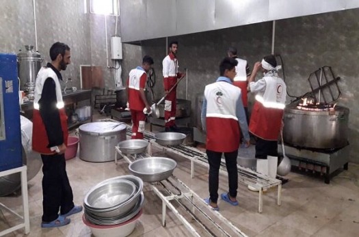 هزار و ۳۰۰ پرس غذای گرم در روستاهای حاجی آباد توزیع شد